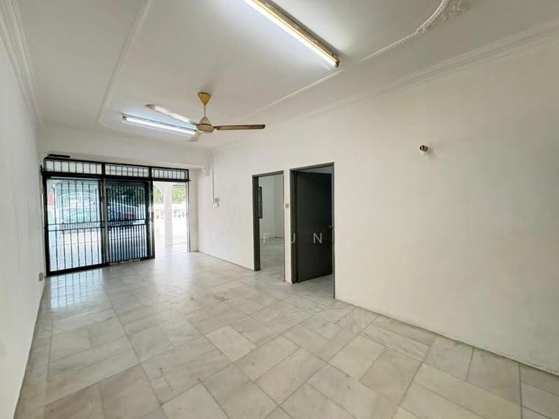 Rumah Teres 1-Tingkat untuk Disewa di Taman Johor Jaya (Johor Bahru) - YC Fung - Living Room - PropertyGuru.com.my