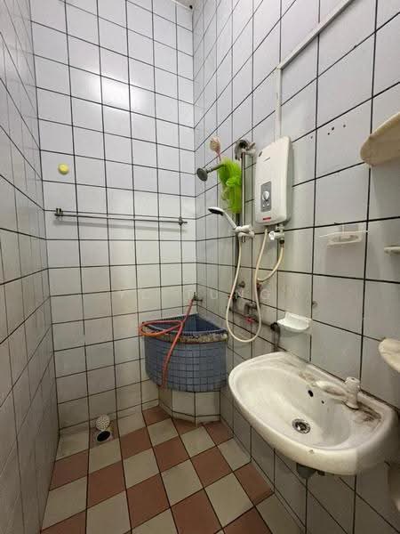 Rumah Teres 1-Tingkat untuk Disewa di Taman Johor Jaya (Johor Bahru) - YC Fung - Bathroom - PropertyGuru.com.my