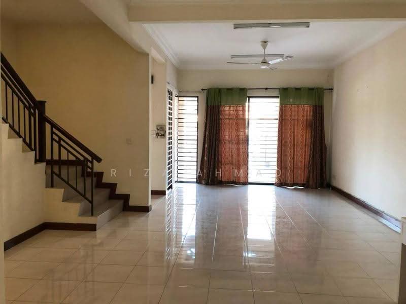 Rumah Teres 2-Tingkat untuk Dijual di Bukit Jelutong (Shah Alam) - Riza Ahmad - Living Room - PropertyGuru.com.my