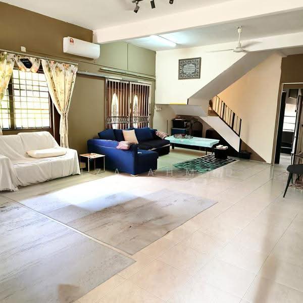 Rumah Teres 2-Tingkat untuk Dijual di Bandar Nusa Rhu (Shah Alam) - Riza Ahmad - Living Room - PropertyGuru.com.my