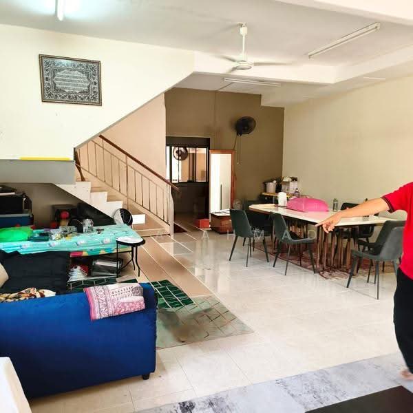 Rumah Teres 2-Tingkat untuk Dijual di Bandar Nusa Rhu (Shah Alam) - Riza Ahmad - Living Room - PropertyGuru.com.my