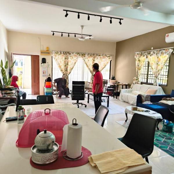 Rumah Teres 2-Tingkat untuk Dijual di Bandar Nusa Rhu (Shah Alam) - Riza Ahmad - Living Room - PropertyGuru.com.my