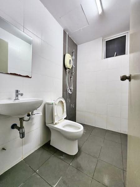 Kediaman Servis untuk Disewa di Pacific Place - Stanley Hong - Bathroom - PropertyGuru.com.my