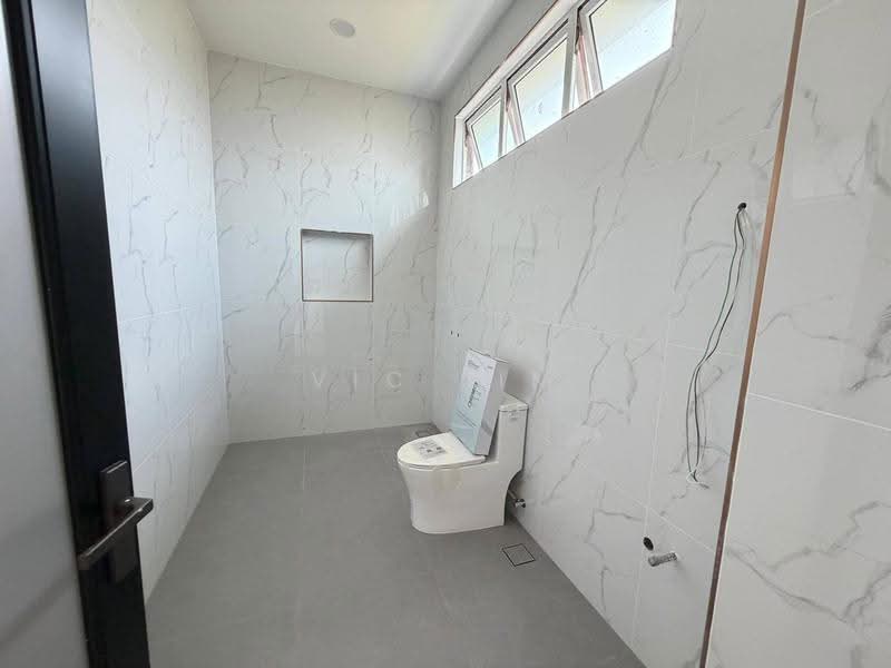 Rumah Berkembar untuk Dijual di Taman Mount Austin (Tebrau) - Vic Lim - Bathroom - PropertyGuru.com.my