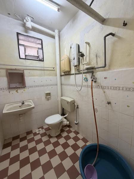 Pangsapuri untuk Dijual di Taman Pandan Apartment - SP Whong - Bathroom - PropertyGuru.com.my