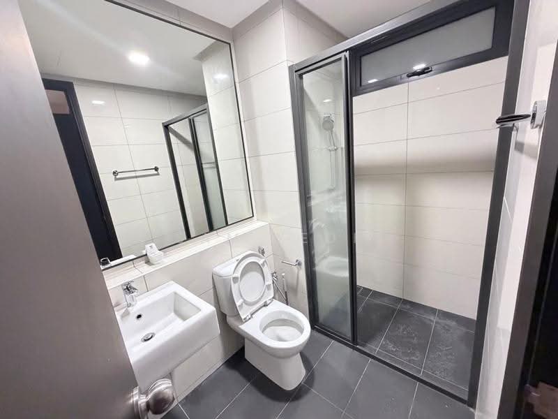 Kediaman Servis untuk Dijual di The Tamarind - Sam Yeoh - Bathroom - PropertyGuru.com.my
