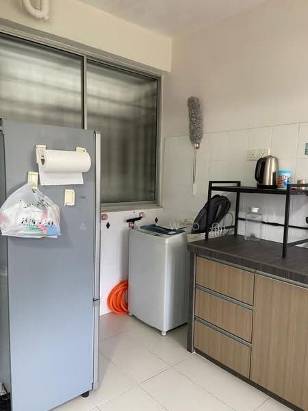 Kondominium untuk Disewa di Azuria Condominium - Abby Woo - Kitchen - PropertyGuru.com.my