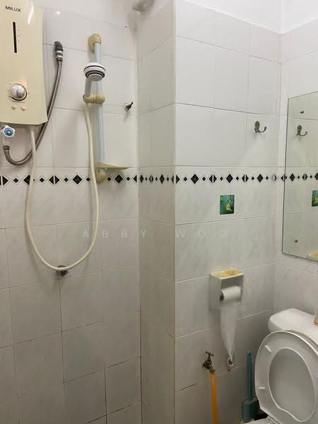 Kondominium untuk Disewa di Azuria Condominium - Abby Woo - Bathroom - PropertyGuru.com.my