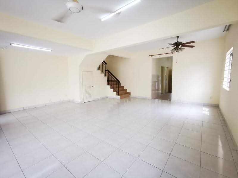 Rumah Teres 2.5-Tingkat untuk Dijual di Taman Aman Putra (Puchong) - Ameer Mujahid - Living Room - PropertyGuru.com.my