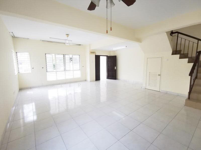 Rumah Teres 2.5-Tingkat untuk Dijual di Taman Aman Putra (Puchong) - Ameer Mujahid - Living Room - PropertyGuru.com.my