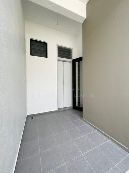 Rumah Berkembar untuk Dijual di Kota Emerald (Rawang) - Alice Low - Entrance - PropertyGuru.com.my