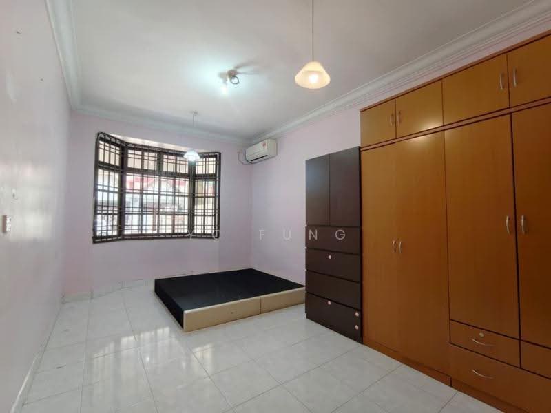 Rumah Teres 1.5-Tingkat untuk Disewa di Taman Rinting (Masai) - YC Fung - Bedroom - PropertyGuru.com.my