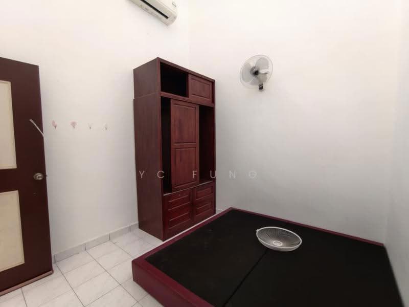 Rumah Teres 1.5-Tingkat untuk Disewa di Taman Rinting (Masai) - YC Fung - Bedroom - PropertyGuru.com.my