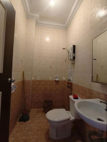Rumah Teres 1.5-Tingkat untuk Disewa di Taman Rinting (Masai) - YC Fung - Bathroom - PropertyGuru.com.my