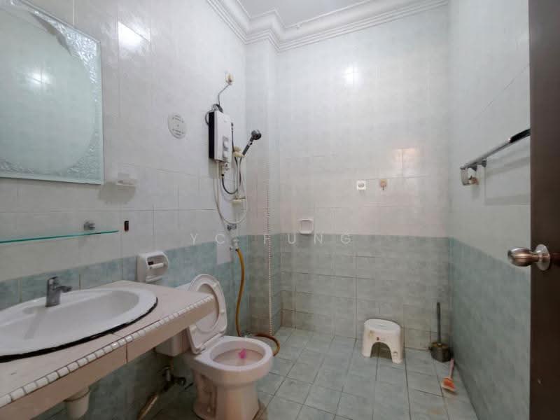 Rumah Teres 1.5-Tingkat untuk Disewa di Taman Rinting (Masai) - YC Fung - Bathroom - PropertyGuru.com.my
