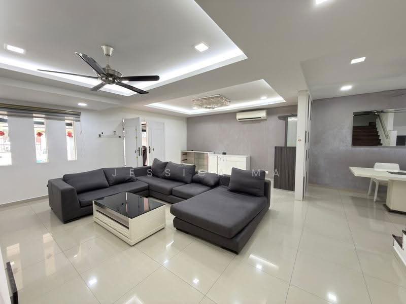 Rumah Teres 2-Tingkat untuk Disewa di Taman Mount Austin (Tebrau) - Jessica Ma - Living Room - PropertyGuru.com.my