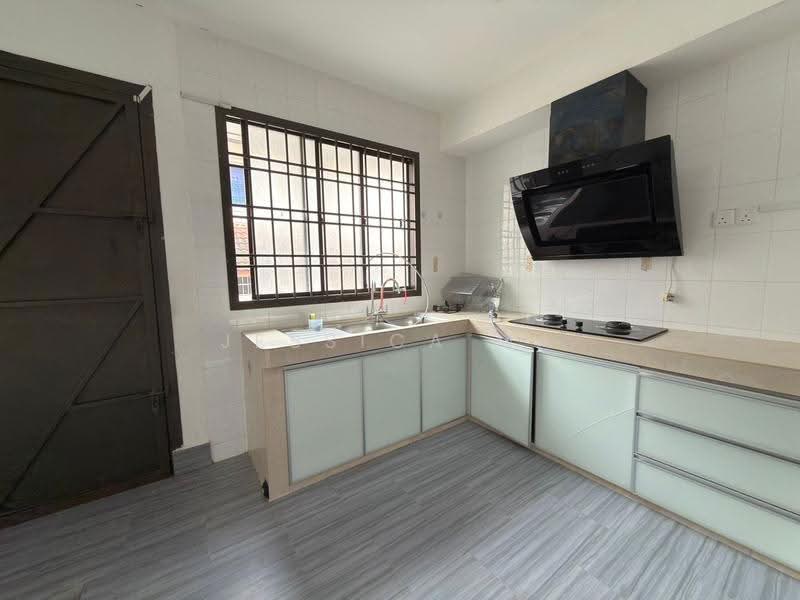 Rumah Teres 2-Tingkat untuk Disewa di Taman Mount Austin (Tebrau) - Jessica Ma - Kitchen - PropertyGuru.com.my