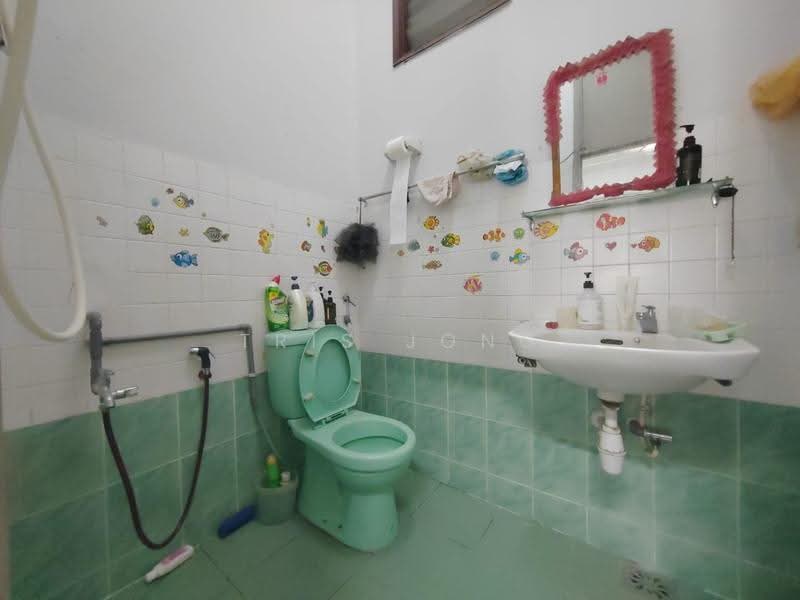 Terraced House for Sale in Taman Sri Rawang (Rawang) - Tris Jong - Bathroom - PropertyGuru.com.my
