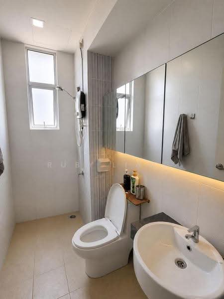 Kediaman Servis untuk Dijual di SuriaMas Suites - Ruby Liang - Bathroom - PropertyGuru.com.my