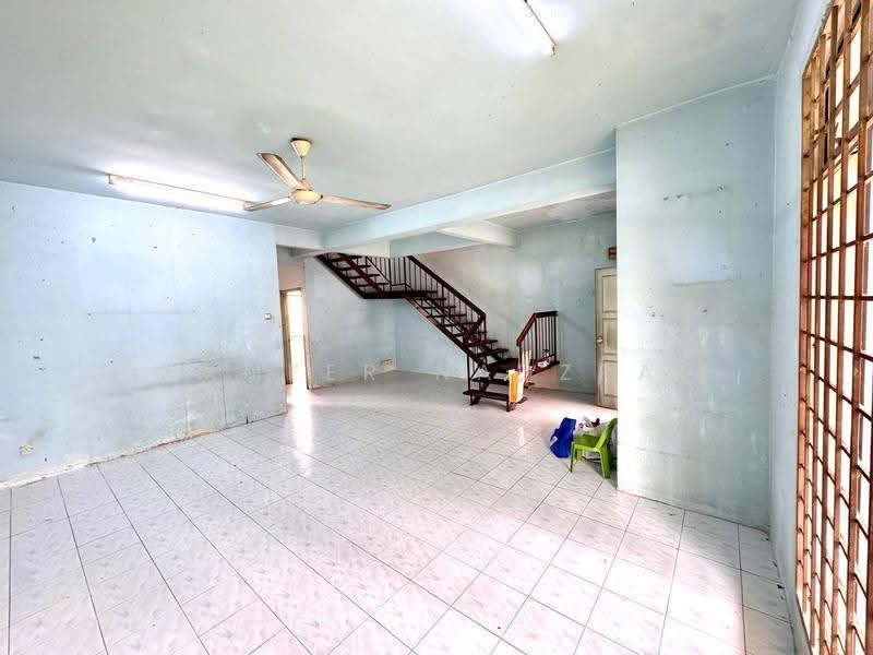 Rumah Teres 2-Tingkat untuk Dijual di Lestari Putra (Seri Kembangan) - Ammeer Nadzrai - Living Room - PropertyGuru.com.my