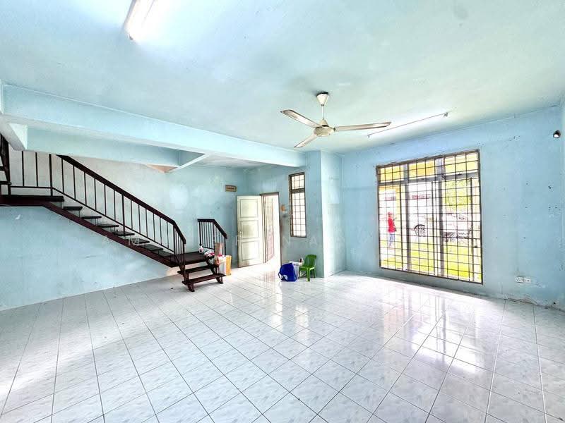 Rumah Teres 2-Tingkat untuk Dijual di Lestari Putra (Seri Kembangan) - Ammeer Nadzrai - Living Room - PropertyGuru.com.my