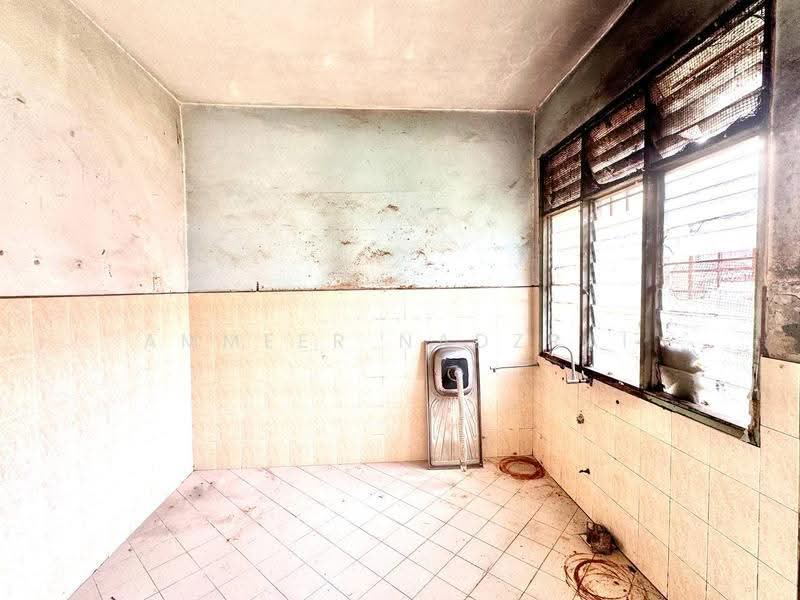 Rumah Teres 2-Tingkat untuk Dijual di Lestari Putra (Seri Kembangan) - Ammeer Nadzrai - Kitchen - PropertyGuru.com.my