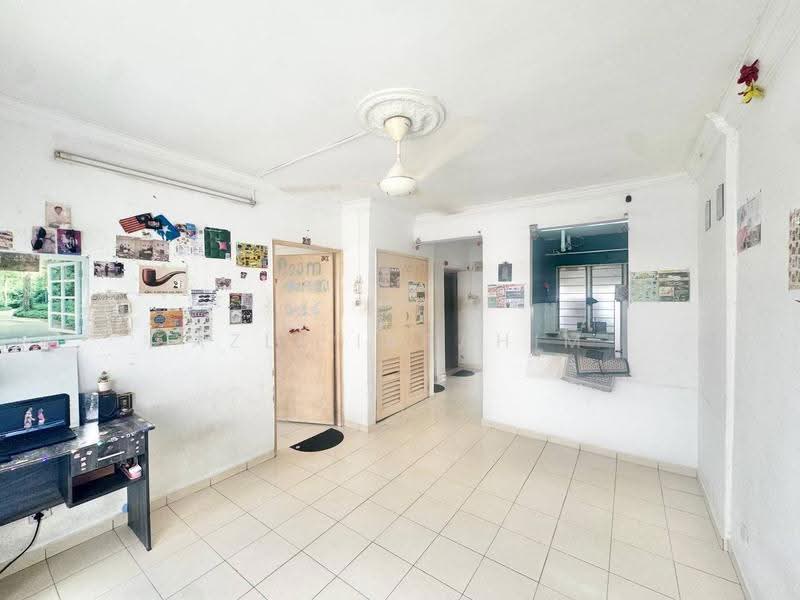 Rumah Flat untuk Dijual di Sri Tioman II - Azli Ibrahim - Living Room - PropertyGuru.com.my