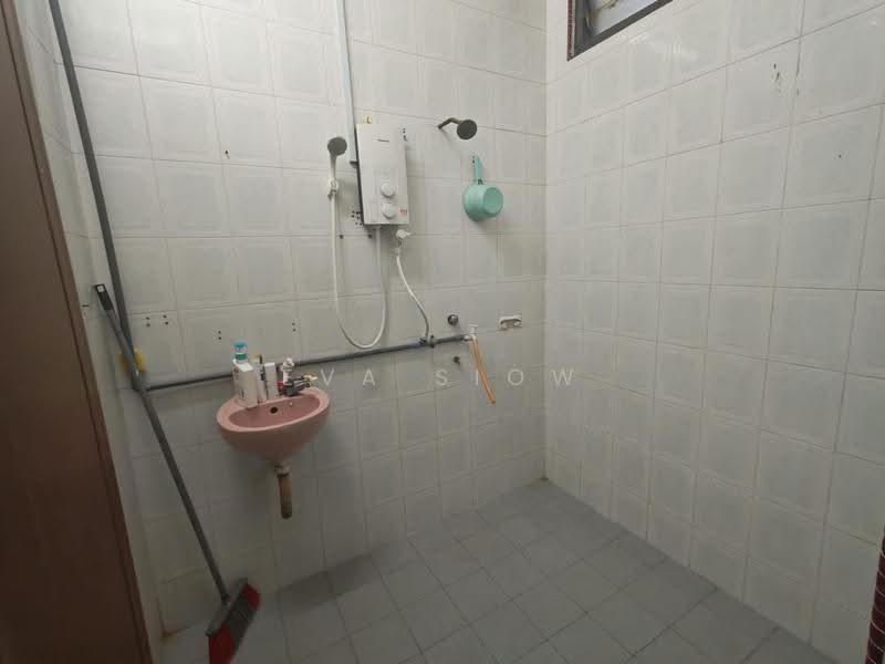 1-storey Terraced House for Sale in Taman Ungku Tun Aminah (Skudai) - Eva Siow - Bathroom - PropertyGuru.com.my