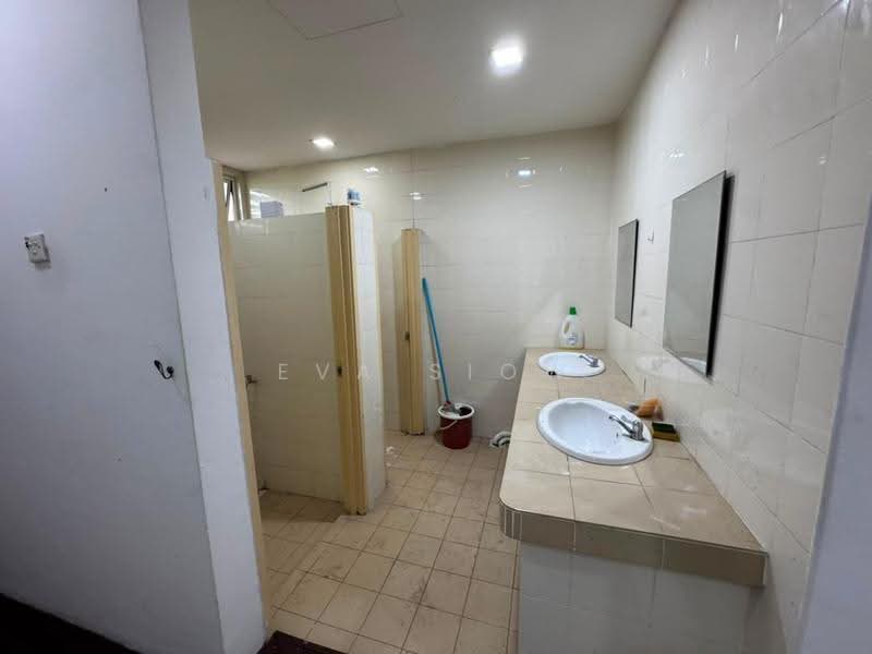 Shop / Office untuk Dijual di Bandar Baru Permas Jaya (Permas Jaya) - Eva Siow - Bathroom - PropertyGuru.com.my