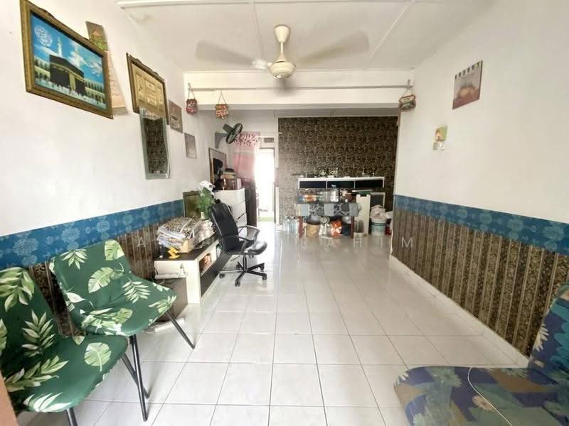 Rumah Flat untuk Dijual di Taman Cahaya - Azli Ibrahim - Living Room - PropertyGuru.com.my