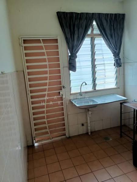 2-storey Terraced House for Sale in Bandar Saujana Putra (Tanjong Duabelas) - Nazrin Hakimin - Kitchen - PropertyGuru.com.my