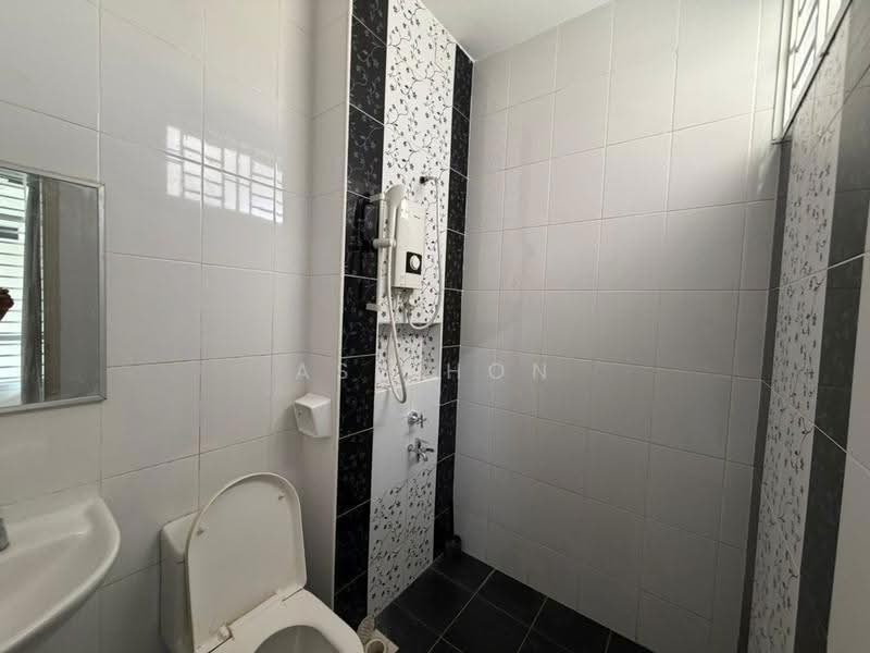 Rumah Teres 2-Tingkat untuk Disewa di Mutiara Rini (Skudai) - Ask Hon - Bathroom - PropertyGuru.com.my