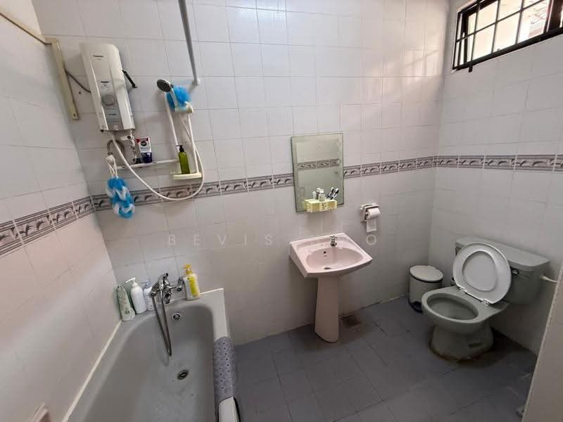 Semi-Detached House for Sale in Taman Johor Jaya (Johor Bahru) - Bevis Hoo - Bathroom - PropertyGuru.com.my