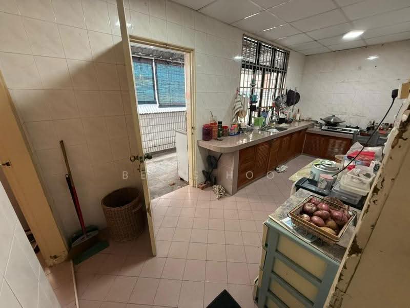Semi-Detached House for Sale in Taman Johor Jaya (Johor Bahru) - Bevis Hoo - Kitchen - PropertyGuru.com.my