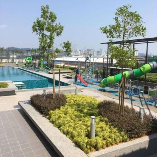 Kondominium untuk Dijual di The Edge Residence - Alice Kuon - Pool - PropertyGuru.com.my