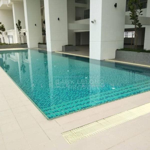 Kondominium untuk Dijual di The Edge Residence - Alice Kuon - Pool - PropertyGuru.com.my