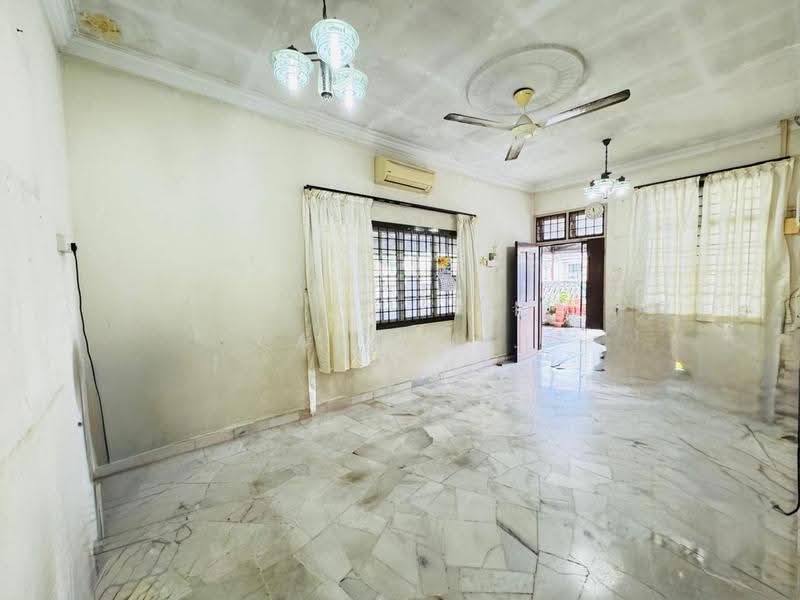 Rumah Teres 1-Tingkat untuk Dijual di Taman Bukit Tiram (Ulu Tiram) - Carson . - Living Room - PropertyGuru.com.my