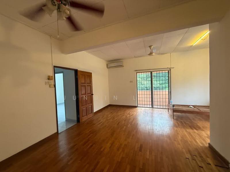 2-storey Terraced House for Sale in Bandar Kinrara Seksyen 5 (Bandar Kinrara) - Junbin Low - Living Room - PropertyGuru.com.my