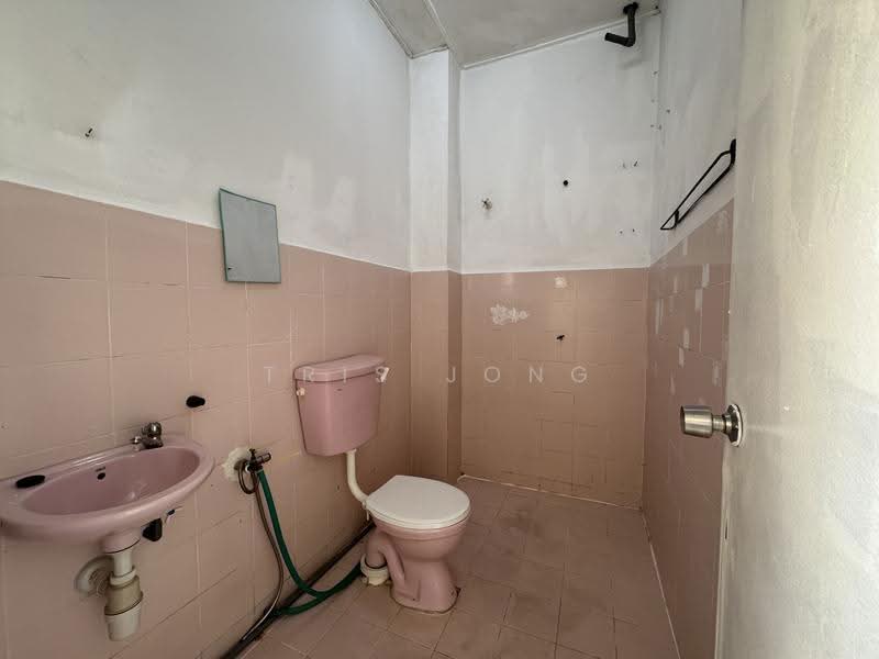 Rumah Bandar untuk Disewa di Kampung Melayu Batu 16 (Rawang) - Tris Jong - Bathroom - PropertyGuru.com.my