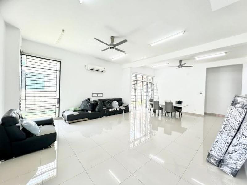Rumah Berkembar untuk Dijual di Bandar Dato Onn (Tebrau) - Yik Tat - Living Room - PropertyGuru.com.my