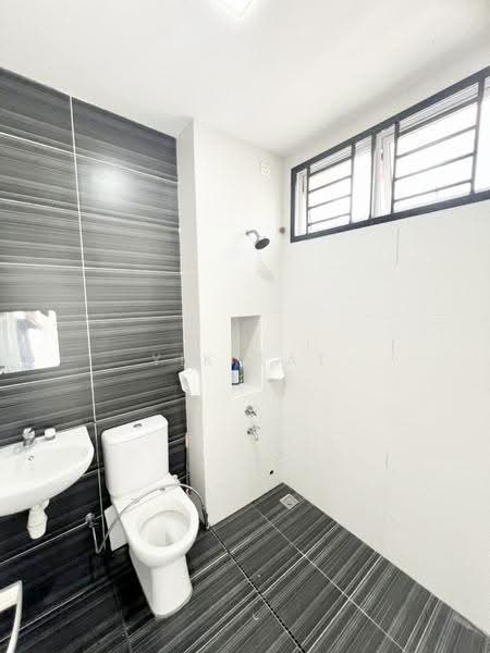 Rumah Berkembar untuk Dijual di Bandar Dato Onn (Tebrau) - Yik Tat - Bathroom - PropertyGuru.com.my