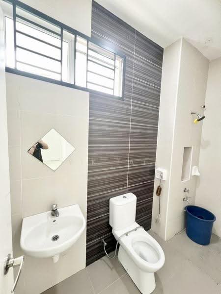 Rumah Berkembar untuk Dijual di Bandar Dato Onn (Tebrau) - Yik Tat - Bathroom - PropertyGuru.com.my