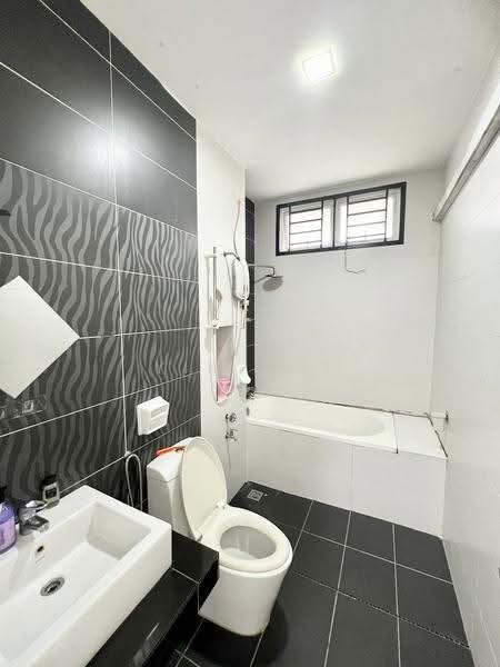 Rumah Berkembar untuk Dijual di Bandar Dato Onn (Tebrau) - Yik Tat - Bathroom - PropertyGuru.com.my