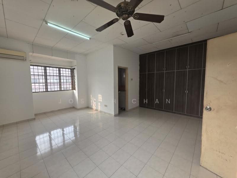 Rumah Teres 2-Tingkat untuk Dijual di Seksyen 7 (Shah Alam) - Joseph Chan - Master bed room - PropertyGuru.com.my