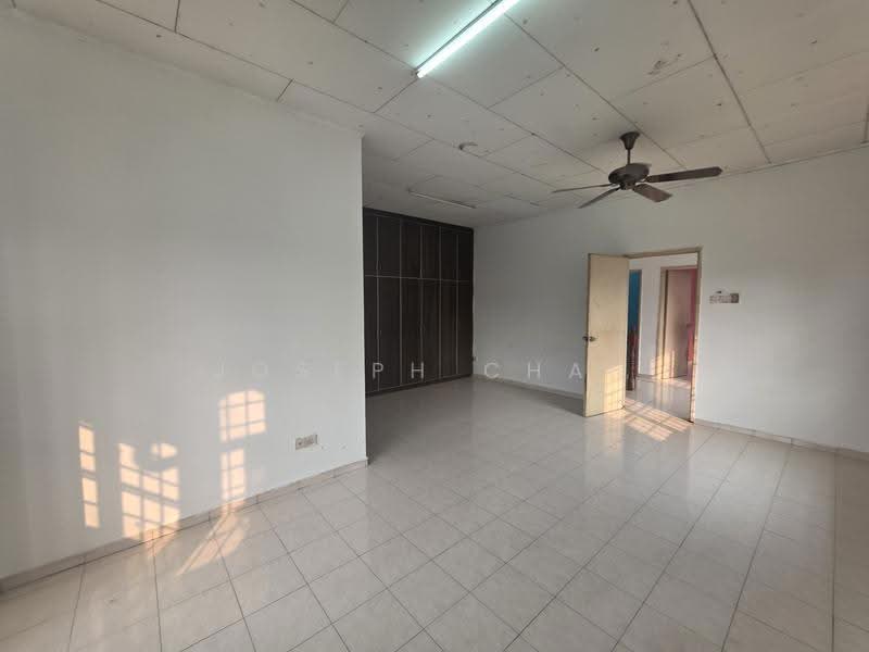 Rumah Teres 2-Tingkat untuk Dijual di Seksyen 7 (Shah Alam) - Joseph Chan - Master bed room - PropertyGuru.com.my