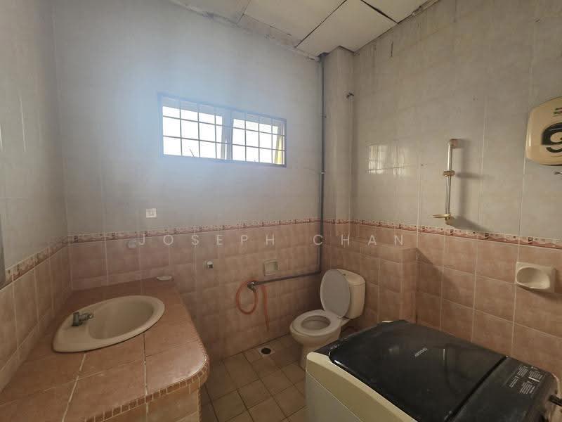 Rumah Teres 2-Tingkat untuk Dijual di Seksyen 7 (Shah Alam) - Joseph Chan - Master bathroom - PropertyGuru.com.my