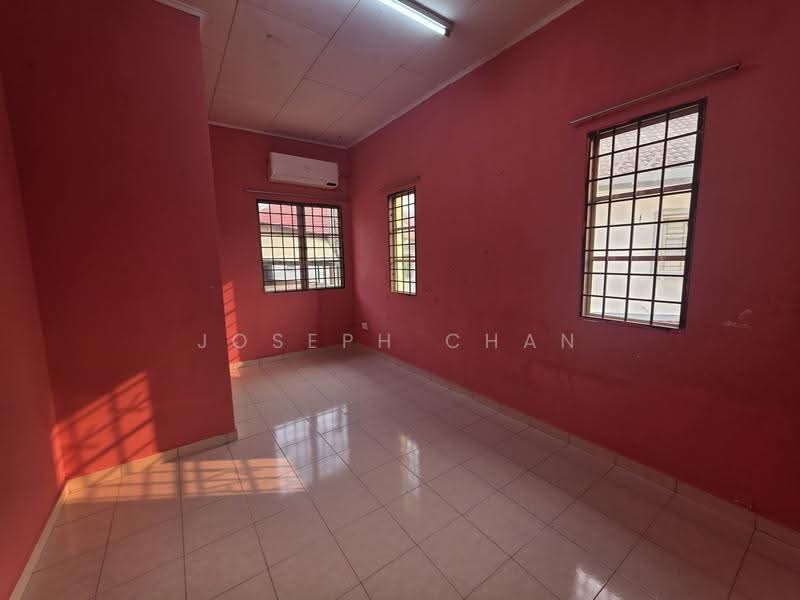 Rumah Teres 2-Tingkat untuk Dijual di Seksyen 7 (Shah Alam) - Joseph Chan - Upstairs room - PropertyGuru.com.my