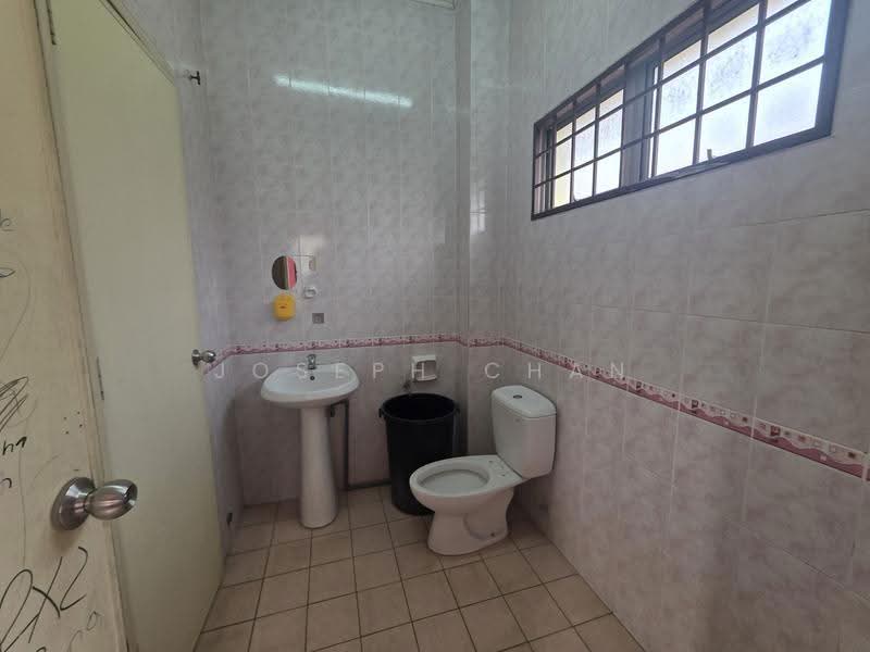 Rumah Teres 2-Tingkat untuk Dijual di Seksyen 7 (Shah Alam) - Joseph Chan - Shared bathroom - PropertyGuru.com.my