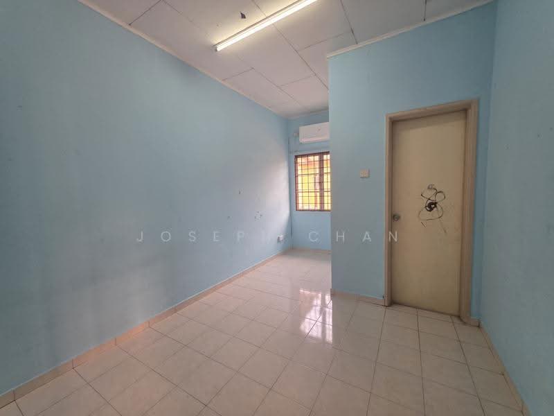 Rumah Teres 2-Tingkat untuk Dijual di Seksyen 7 (Shah Alam) - Joseph Chan - Upstairs room - PropertyGuru.com.my