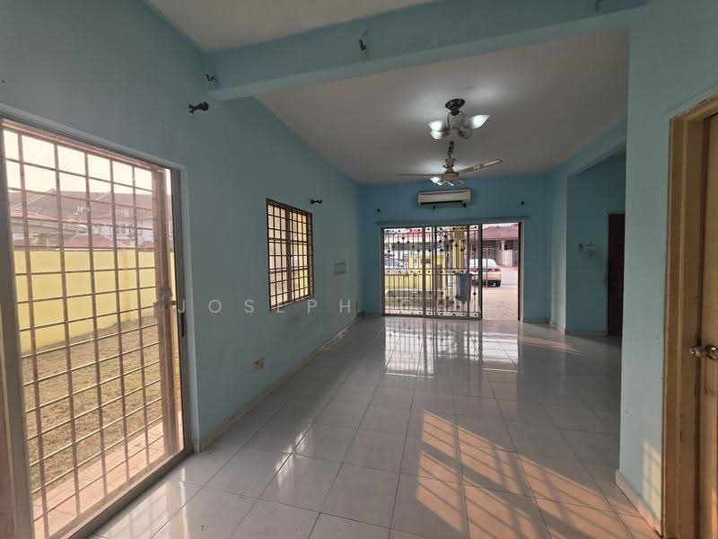 Rumah Teres 2-Tingkat untuk Dijual di Seksyen 7 (Shah Alam) - Joseph Chan - Living Room - PropertyGuru.com.my